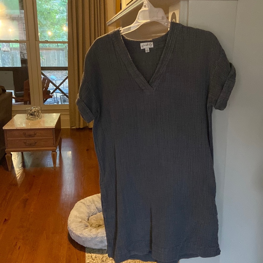 Casual dress made of cotton crinkle fabric.